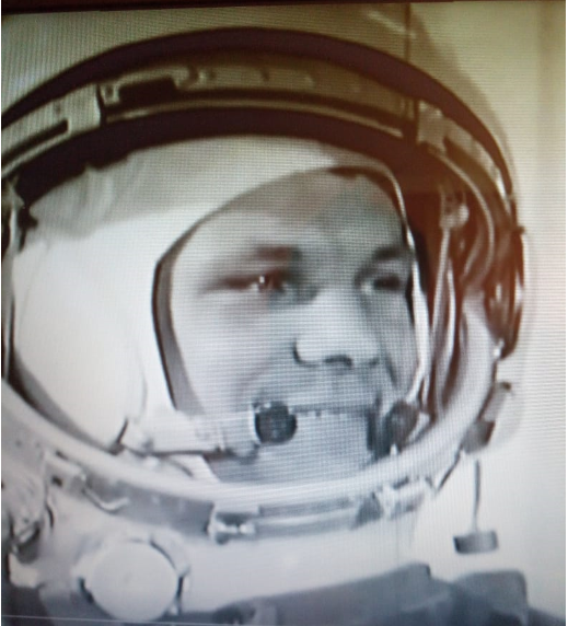 Сколько времени длился первый полет юрия гагарина. 60 Летие полета Гагарина в космос. Полёт Гагарина в космос СМИ. Национальность Гагарина Юрия Космонавта. 20-Летию полета 10. А. Гагарина в космос.